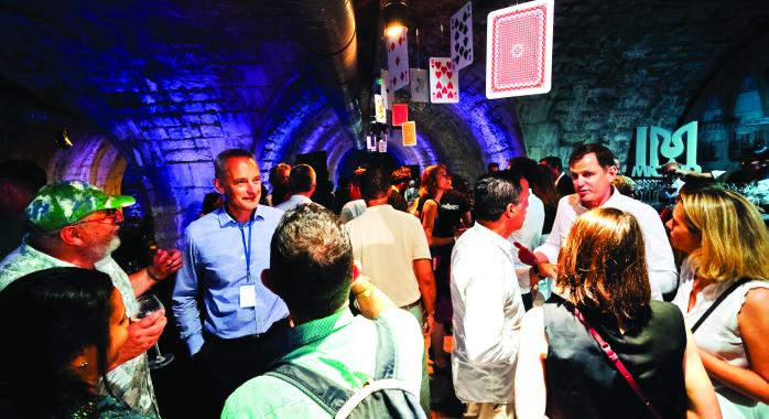 Une soirée animée par LabelVille avec le concours de la régie du téléphérique Grenoble-Bastille, des caves Micand, du traiteur Box Events et d’Esprit Poker Events. Et du soutien de nombreux partenaires : Expera Assurances, Intermarché Foch, Caisse d’Epargne Rhône-Alpes, GEG, La Caserne de Bonne, les Galeries Commerciales Fidu