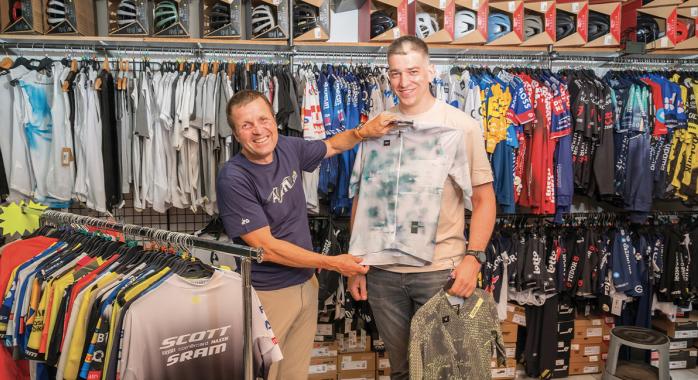 Jean-Philippe Amprino et Mladen Veselinovic dans la boutique Cycles et Sports, au Bourg-d’Oisans.