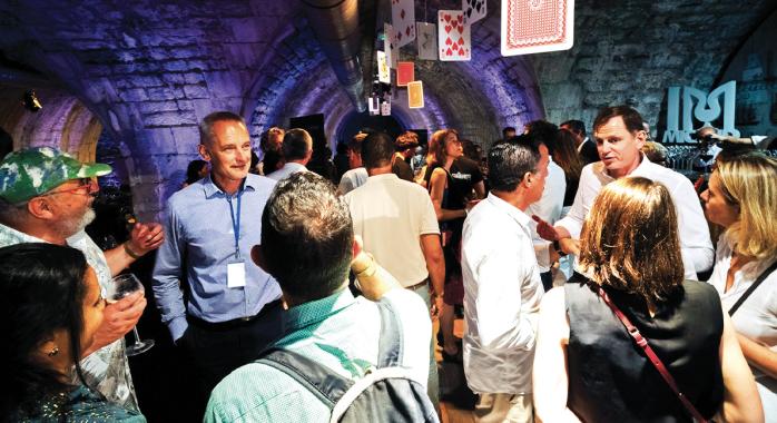 Une soirée animée par LabelVille avec le concours de la régie du téléphérique Grenoble-Bastille, des caves Micand, du traiteur Box Events et d’Esprit Poker Events. Et du soutien de nombreux partenaires : Expera Assurances, Intermarché Foch, Caisse d’Epargne Rhône-Alpes, GEG, La Caserne de Bonne, les Galeries Commerciales Fidu.