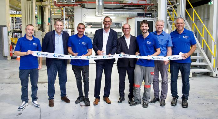 Jim Davril, directeur du site de Froges, Nicolas Freynet, vice-président de la Business Unit Meat & Dairy d’Amcor, Olivier Salvetti, Maire de Froges, Jean-François Clappaz, vice-président en charge de l'attractivité économique, industrielle et touristique de la communauté de communes Le Grésivaudan, et les salariés du site de Froges, devant la nouvelle ligne de production. 