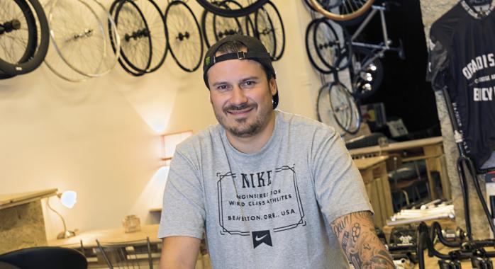 Arnaud Goyer, gérant du magasin DH Bicycles - © J.M Blache Arnaud Goyer, gérant du magasin DH Bicycles.