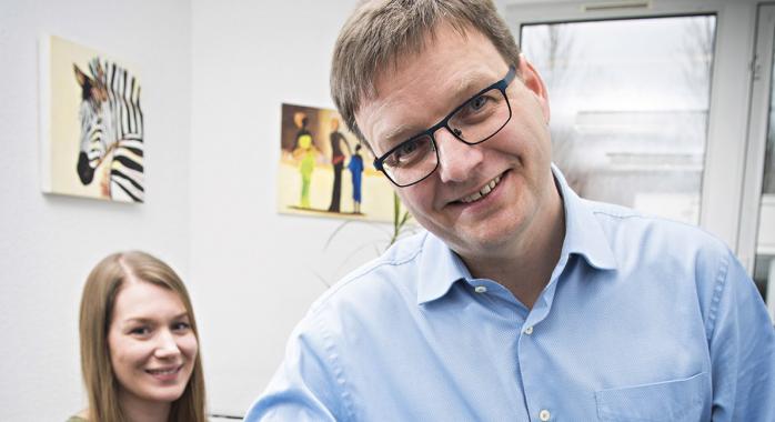Frank Seidel, dirigeant d’AAB Marketing, et la jeune stagiaire Patricia Stammsen © E. Tolwinska