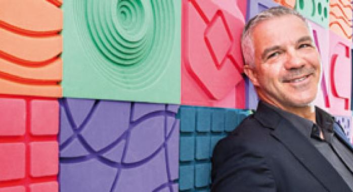 Patrick Martin embellit les murs avec ses panneaux en mousse - © E.Tolwinska