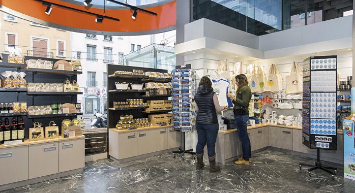 Une vaste offre de produits de l’Isère est disponible dans la nouvelle boutique agrandie © F. Ardito Une vaste offre de produits de l’Isère est disponible dans la nouvelle boutique agrandie.