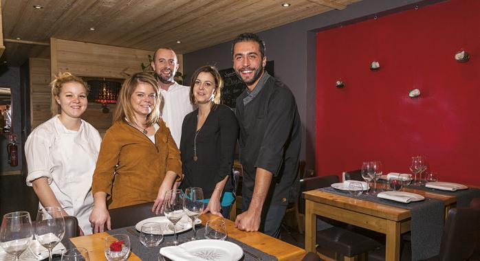 De gauche à droite, Lucie Gesson, Mélissa et Alexis Dunand, Laure Resneau et le chef Albin Hibon. - © JM Blache