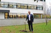 Laurent Monge, président de Metrologic Group, plantant un jeune chêne offert par Inovallée, symbolisant la croissance continue de l'entreprise