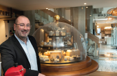 Christophe Foretti, directeur général des hôtels Mercure Meylan  et Mercure Grenoble Centre Alpotel, devant l'impressionnante cloche à fromages inscrite au Guiness Book des records