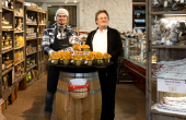 Franck Gautier, gérant de Aux Goûts du Terroir, et l’un des saisonniers, Hugo, dans la boutique rue de la République. 