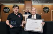 Christophe Bureau, cofondateur de #dotdot reçoit la médaille d’or du Concours Lépine 2025 des mains de Gérard Dorey, président du concours