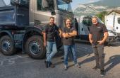 Anthony Aureilles, conseiller commercial véhicules utilitaires, Laurent Leandre, responsable de site, et Joseph Scannella, conseiller commercial véhicules industriels d’Iveco Davi 38.