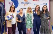 Les lauréates Fanny Bizard, Manon Girard, Estelle Evieux et Léa Verrier entourent Émilie de Barros, la présidente de la délégation FCE Grenoble Alpes