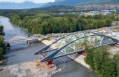 La structure du nouveau pont, d’environ 2 000 tonnes, a été posée sur ses appuis définitifs lors d’une opération de ripage réalisée grâce à trois engins porteurs et à la constitution d’une plateforme dans la rivière. 