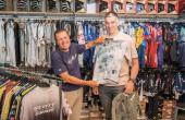 Jean-Philippe Amprino et Mladen Veselinovic dans la boutique Cycles et Sports, au Bourg-d’Oisans.