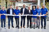 Jim Davril, directeur du site de Froges, Nicolas Freynet, vice-président de la Business Unit Meat & Dairy d’Amcor, Olivier Salvetti, Maire de Froges, Jean-François Clappaz, vice-président en charge de l'attractivité économique, industrielle et touristique de la communauté de communes Le Grésivaudan, et les salariés du site de Froges, devant la nouvelle ligne de production. 