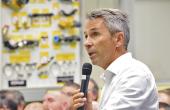 Laurent Rannaz lors d’une intervention dans le centre de formation Caterpillar.