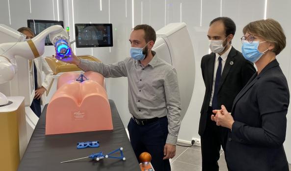 La plateforme d'eCential Robotics unifie imagerie 2D/3D robotisée, navigation chirurgicale et bras robotisé chirurgical 