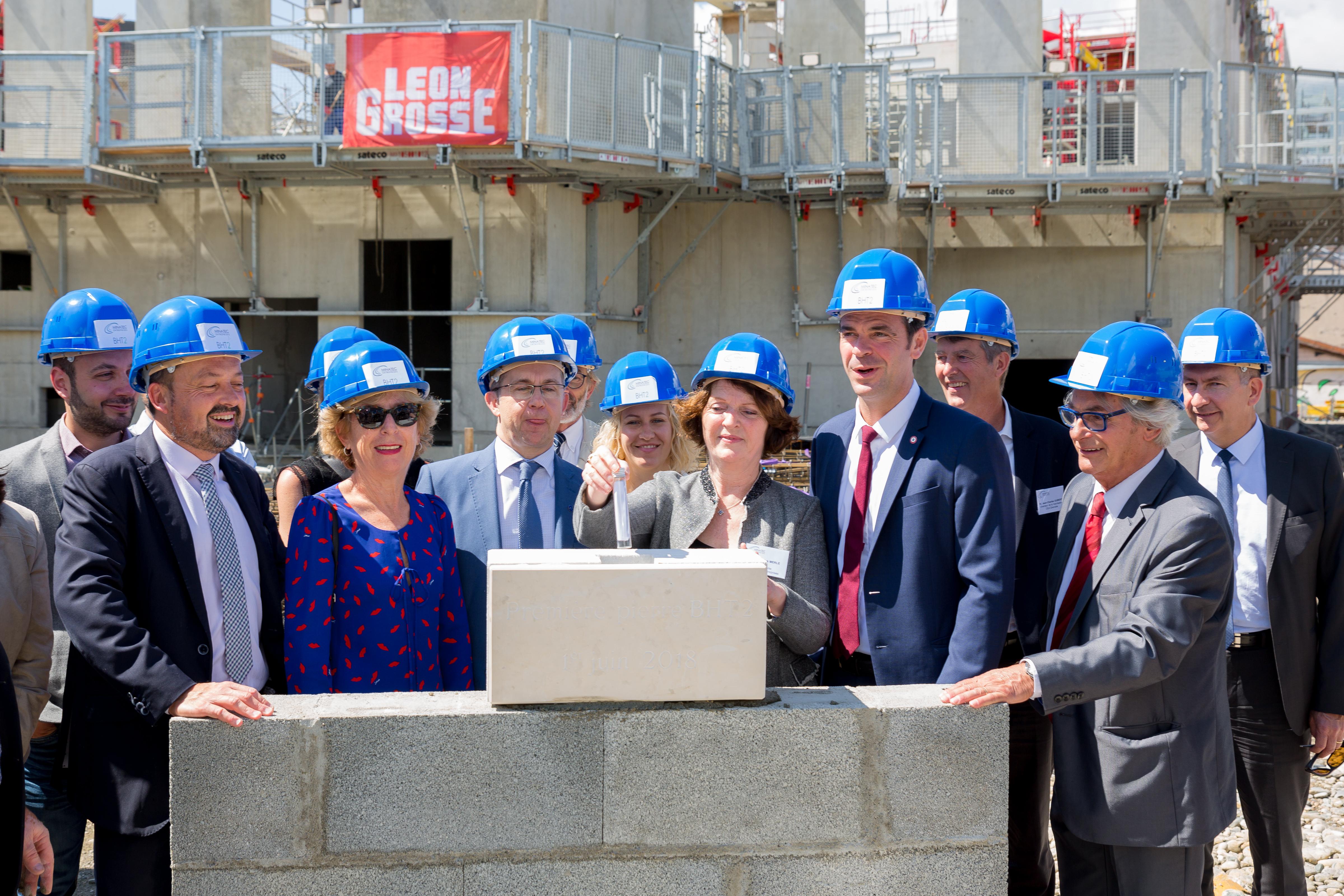 La pose de la première pierre du BHT2 en présence d'Annick Merle, présidente de Minatec Entreprises