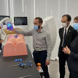 La plateforme d'eCential Robotics unifie imagerie 2D/3D robotisée, navigation chirurgicale et bras robotisé chirurgical 