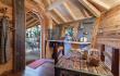 Intérieur de la cabane sur pilotis en Chartreuse © Loïc Perron