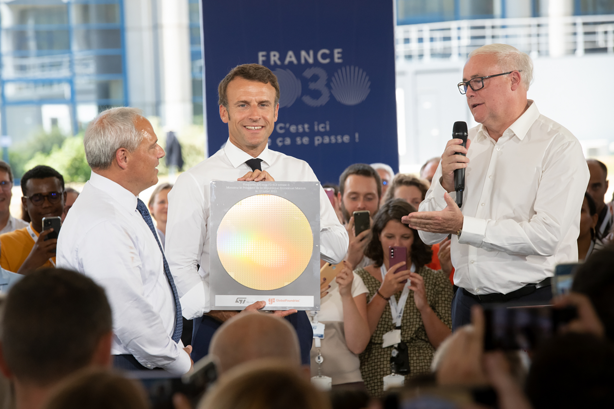 Le Président de la République Emmanuel Macron et Jean-Marc Chéry (à droite), président du directoire et directeur général de STMicroelectronics © F. Ardito